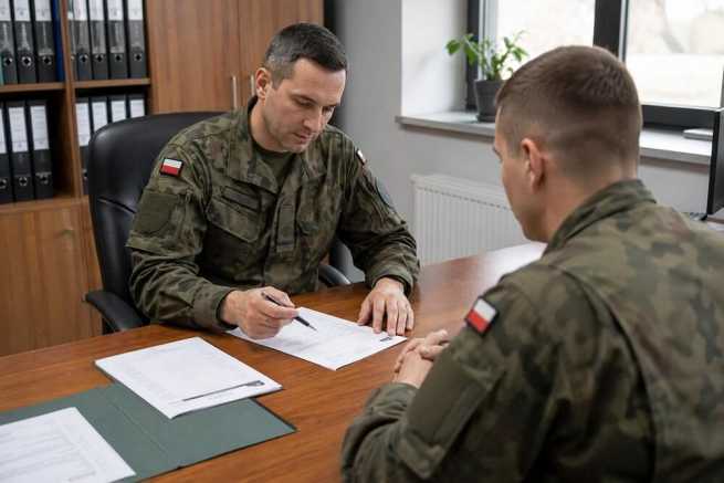 Studia wojskowe a obowiązek pozostawania w służbie i zwrot kosztów